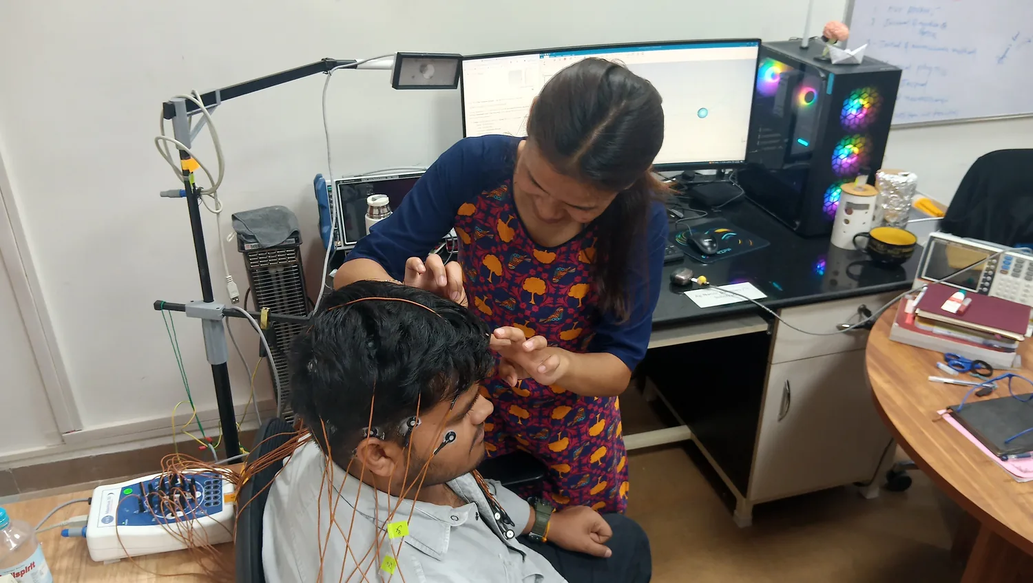 EEG electrode placement and neural-signal measurement in Sapiotectronics Laboratory