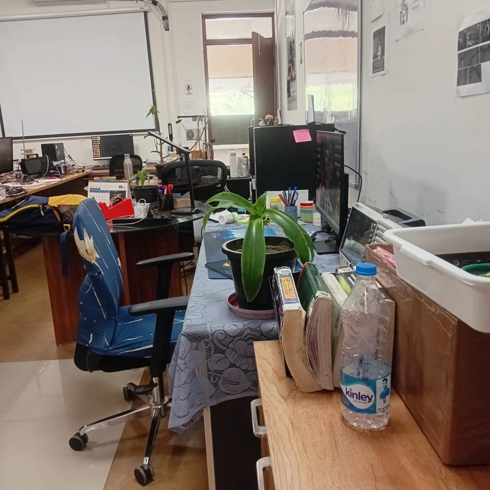 Laboratory benches, instruments and workstations