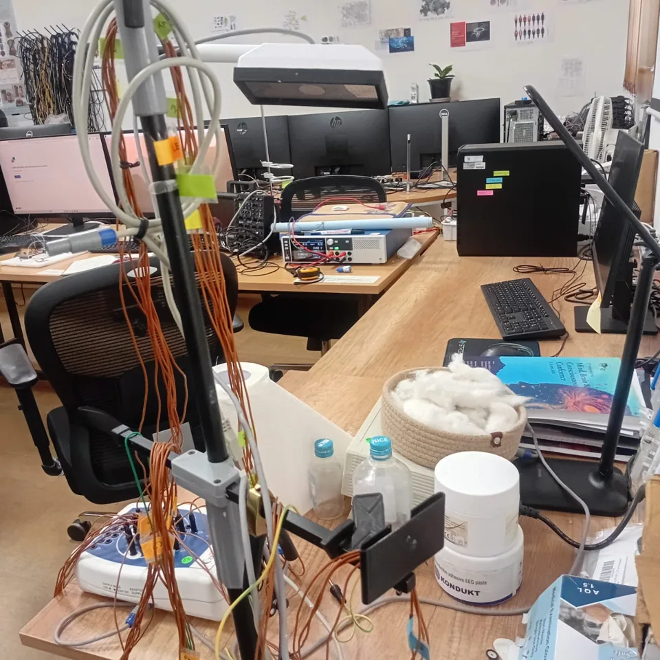 Electrode leads and equipment at a laboratory bench